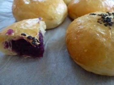 紫さつま芋を餡にしてパンにした